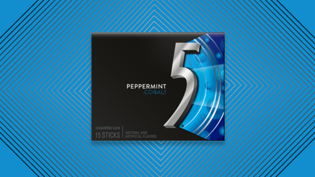 Pack of 5Gum Peppermint Colbat gum on blue background