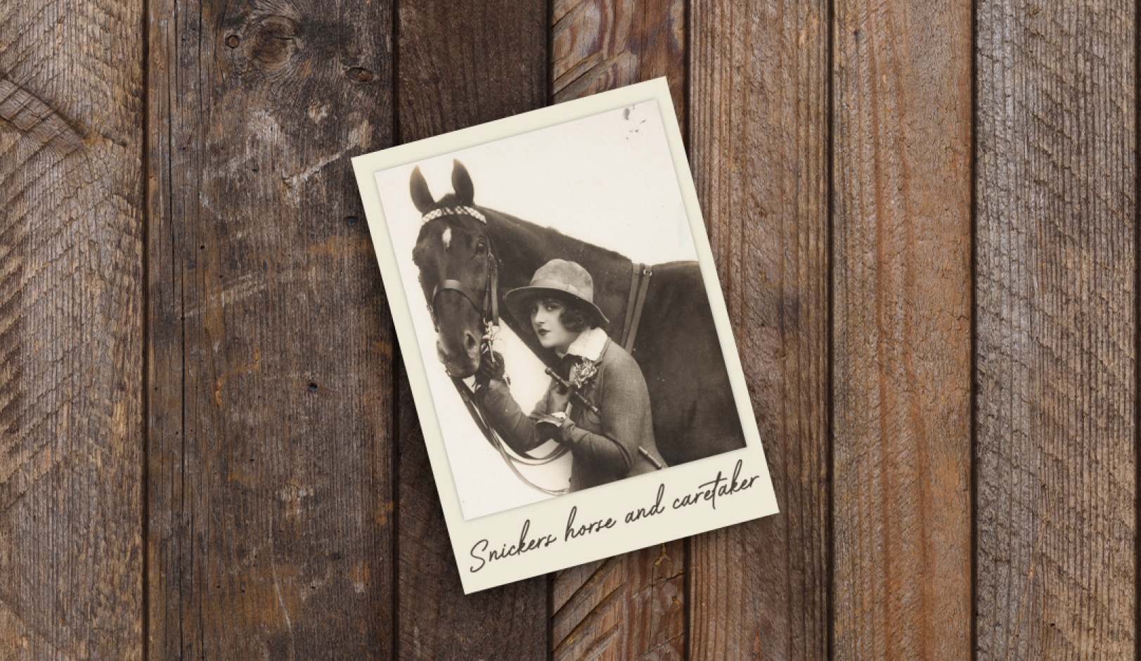 Schwarz-weißes Polaroidbild von Frau und Pferd mit der Aufschrift „Snickers horse and caretaker“.