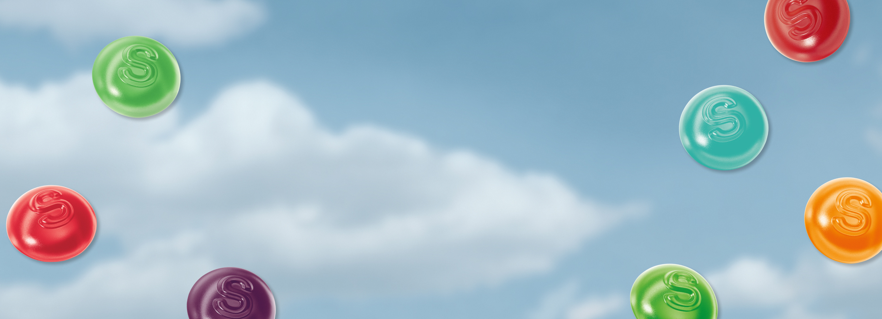 Lentilles Skittles gummies avec ciel bleu et nuages en arrière-plan 