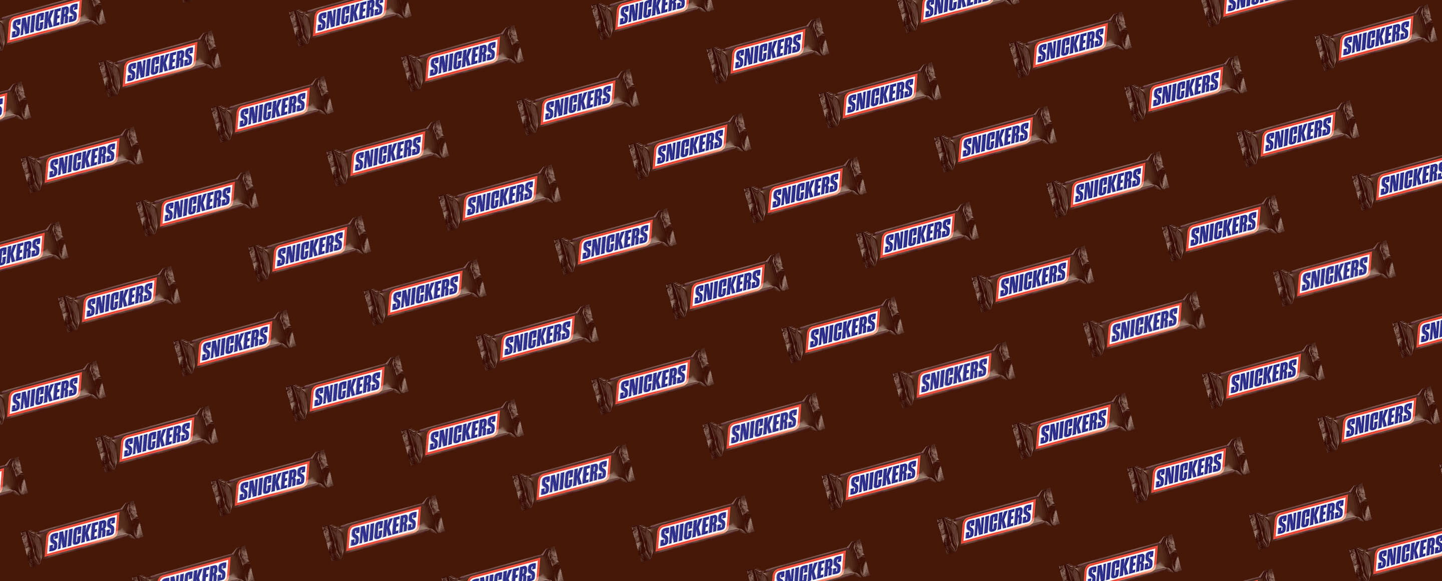 Muster von Snickers-Schokoriegeln auf braunem Hintergrund