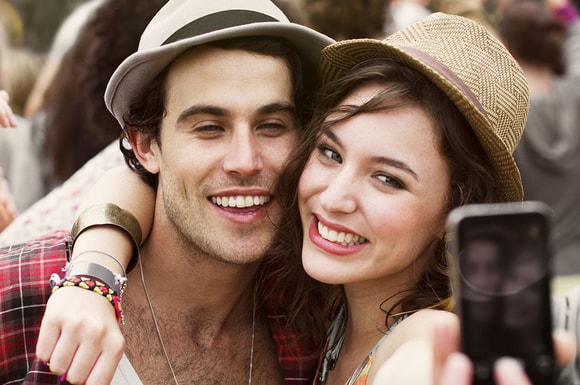Homme et femme prenant une photo de selfie