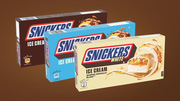 Plusieurs boîtes de barres de crème glacée Snickers de différentes variétés